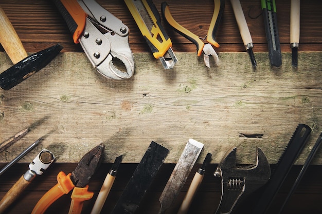 Bouwgereedschap met een patroon op de achtergrond van een houten tafel