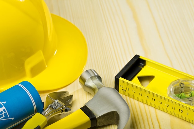 Bouwgereedschap op houten planken