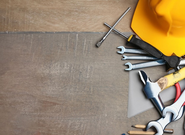 Bouwgereedschap op tafel