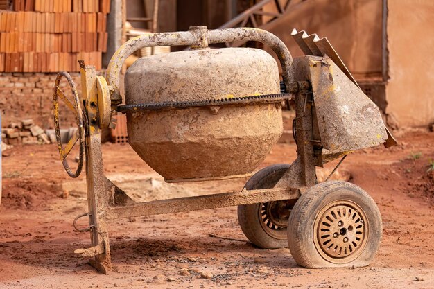 bouwgereedschap voor betonmixers op straat