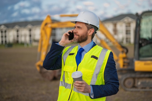 Foto bouwingenieur of burgerlijk ingenieur bij een bouwplaatsingenieur in pak en helm