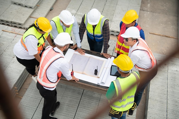Bouwingenieurs architecten en voormanen vormen een groep Deelnemen aan een vergadering