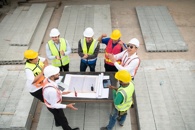 Bouwingenieurs architecten en voormanen vormen een groep Deelnemen aan een vergadering