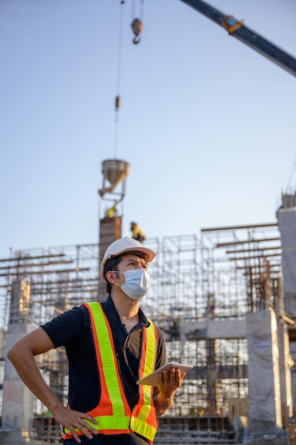 Bouwingenieurs of managers en bouwvakkers op een bouwplaats Projectwerkplan voor het ontwerpen van huizen en industriële gebouwen