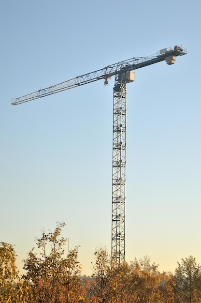 Bouwkraantoren tegen een blauwe lucht, één object.