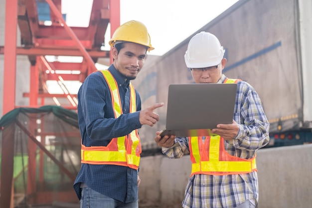 Bouwkundig ingenieur met behulp van computerinspectie ter plaatse snelweg wegenbouw Bouwvakker met behulp van laptop