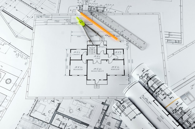 Bouwkundige constructietekeningen in een rol gedraaid, bouwprojecten op papier.