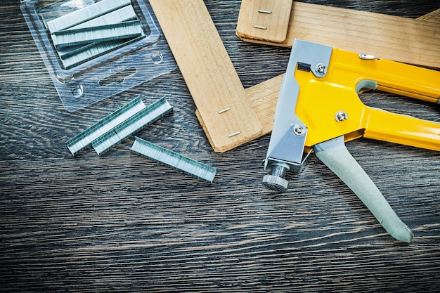 Foto bouwnietmachine nietjes houten planken bovenaanzicht