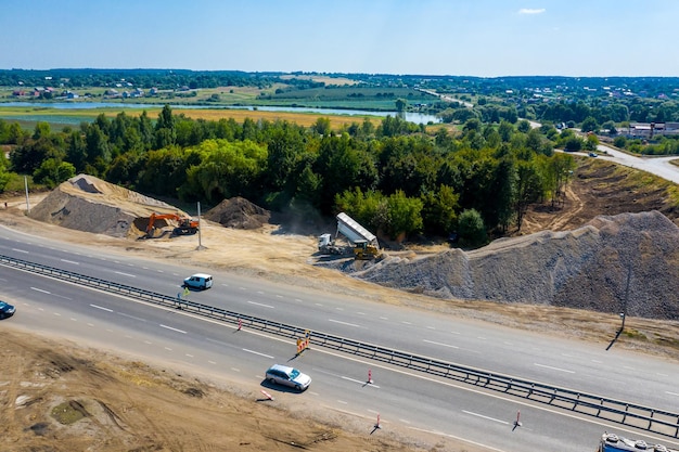 Bouwplaats bouw van een fabriek voor de productie van asfalt zware machines op de weg