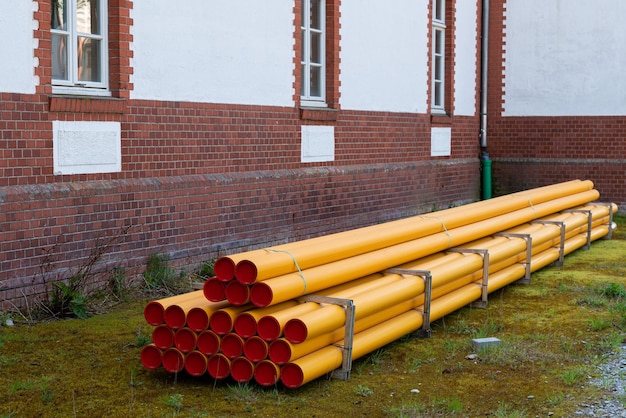 Bouwplaats in de stad Stapel oranjegele PVC-buisleidingen