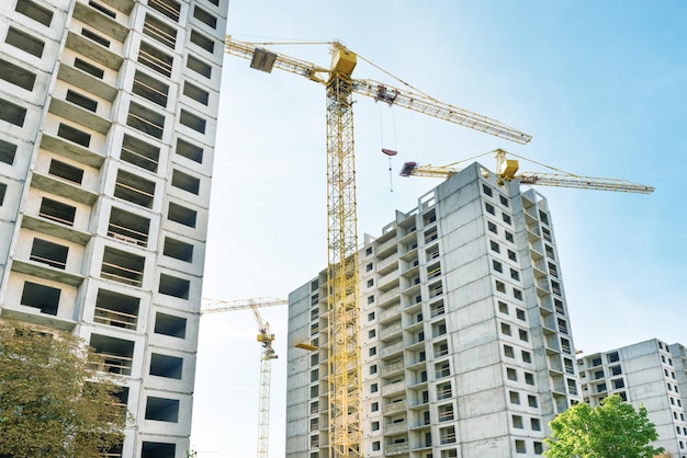 Bouwplaats met gebouwen en industriële kranen