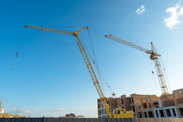 Bouwplaats met kranen tegen de achtergrond van nieuwe gebouwen