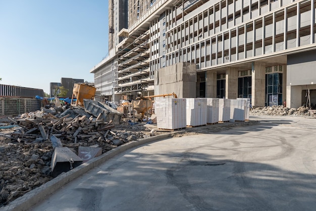 Bouwplaats met materialen buiten voor torenbouw