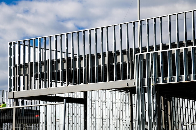 Bouwplaats met stalen frame van gebouw blootgesteld