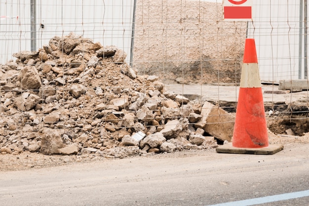 Foto bouwplaats met verkeerskegel