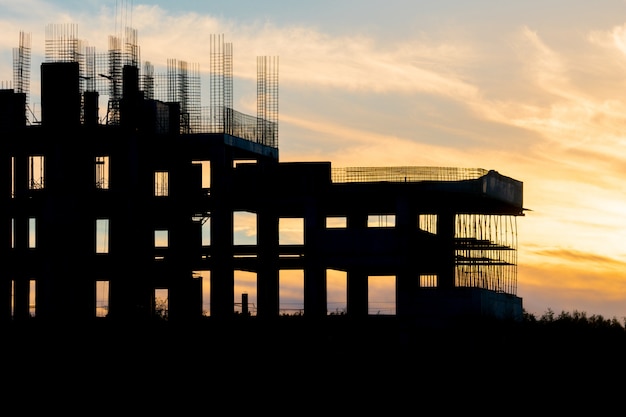 Foto bouwplaats over de zonsonderganghemel