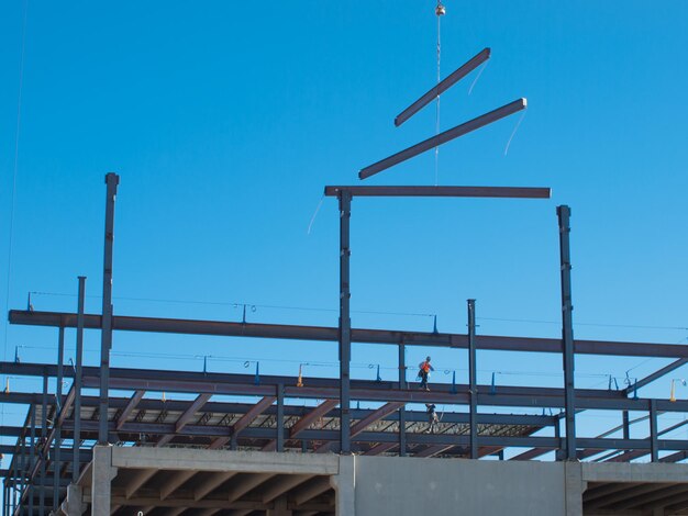 Bouwplaats van het nieuwe winkelgebouw. Stalen frameconstructie.