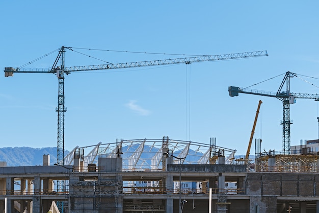 Foto bouwplaats van het stadion met torenkranen