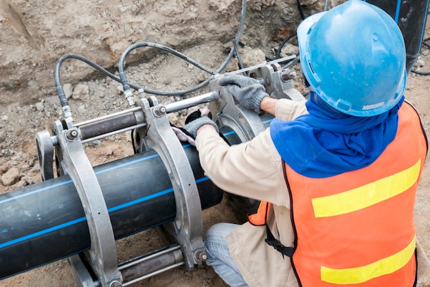 Bouwplaats watervoorzieningsproject bij werken voor het lassen van de aansluiting van hdpe-buis