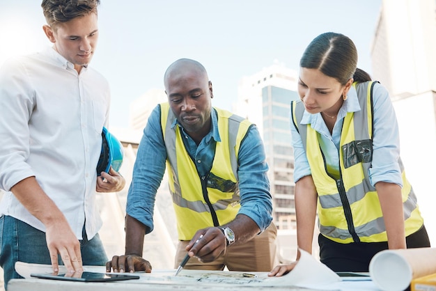 Foto bouwplanning architect ontwerp en tekening creatieve architectuurstrategie op papier vergadering van bouwen en werken aan illustratie ingenieursteam in samenwerking voor stadsontwikkeling