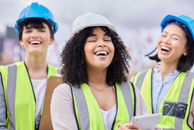 Bouwsamenwerking en lachende vrienden terwijl ze aan een tablet aan een architectuurproject werken Teamwork of portret bouwen met een ingenieur, ontwerper en technicus die samen lachen