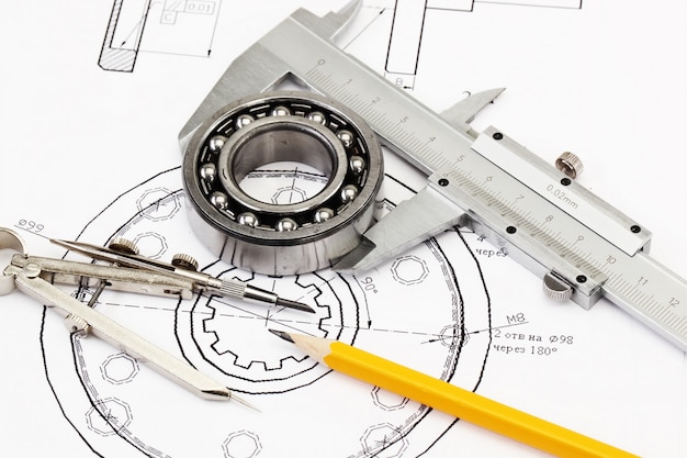 bouwtekeningen en gereedschappen op tafel