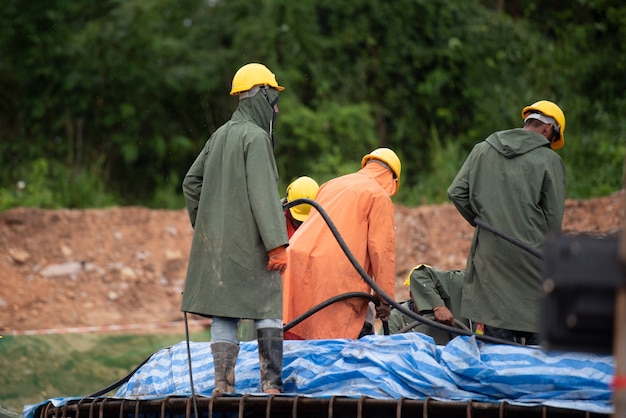 Bouwvakker die een beton giet bij massastichting