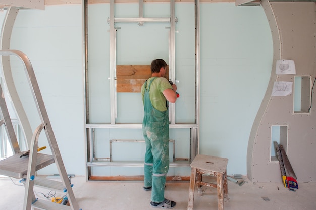 Foto bouwvakker dragen veiligheid uniforme installatie plafond werk