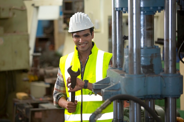 Bouwvakker in een fabriek