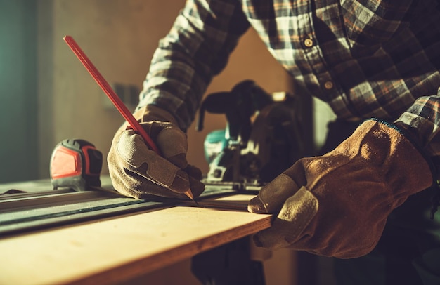 Bouwvakker werkt aan zijn houtbewerkingsproject