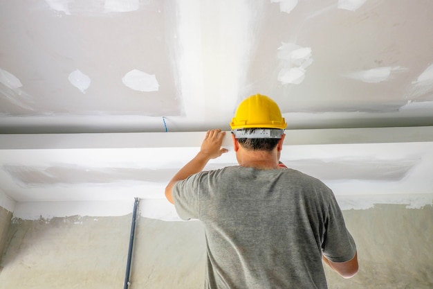 Bouwvakkers vullen het plafond