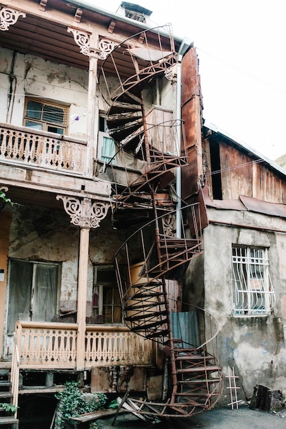 Bouwvallige huizen het gebouw is verlaten verwoeste wenteltrap in de oude stad van Tbilisi Georgië Kaukasus Gebroken architectuur