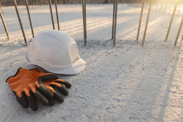 bouwveiligheidshelm op het bouwplaatsbeschermingsconcept op het werk