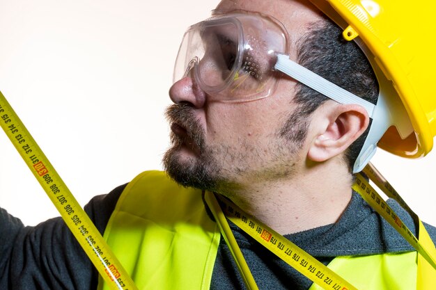 Foto bouwwerker met een hardhat op een witte achtergrond