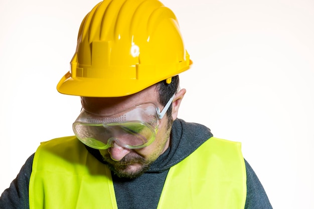 Bouwwerker met een hardhat op een witte achtergrond