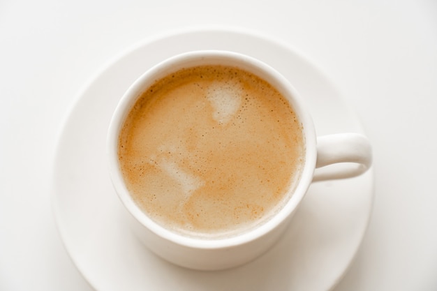 Boven bekijken. kopje koffie met melk. traditioneel ochtendontbijt. levendigheid in de vroege ochtend beklimmingen. cappuccino