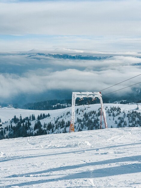 Boven de hemelmening van skijuk in bergen zonnige dag