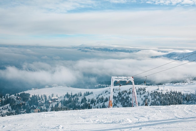 Boven de hemelmening van skijuk in bergen zonnige dag