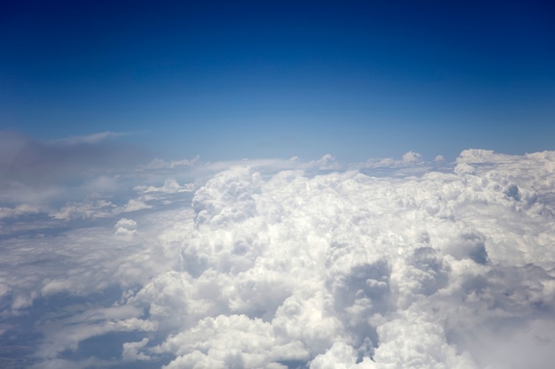 Boven de witte wolken