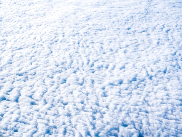 Boven de wolk, geweldig uitzicht op de lucht vanuit het vliegtuigraam