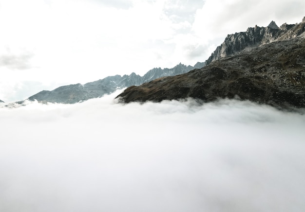 Boven de wolken drone geschoten in zwitserse alpen