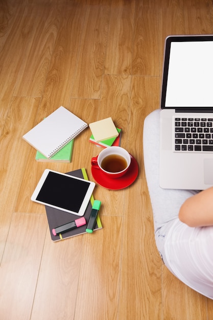 Boven geschoten van laptop, tablet, koffie en hoofdtelefoons