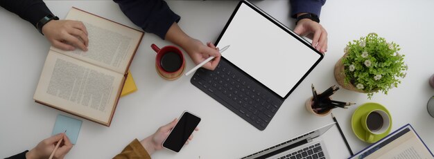 Boven geschoten van universitaire studentengroep die over hun proefschrift bespreken