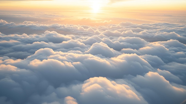 Boven het wolkenlandschap tijdens de zonsondergang