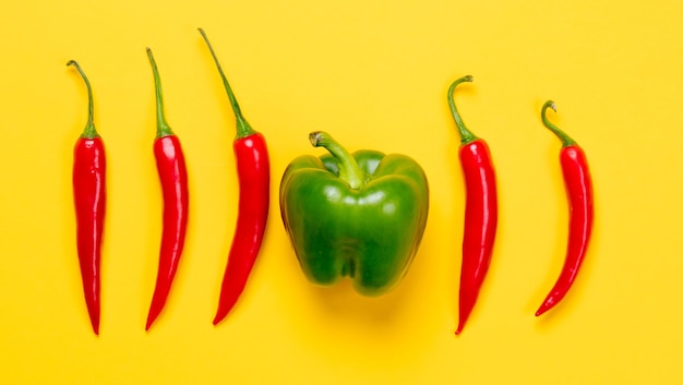 Boven uitzicht op Chili peper en Capsicum op gele achtergrond