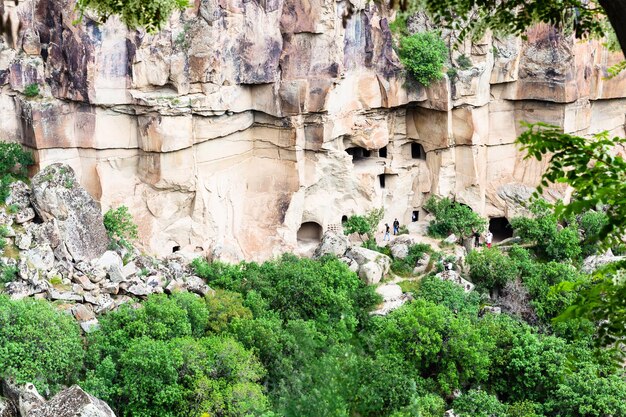 Boven uitzicht op helling met grotten in Ihlara Valley