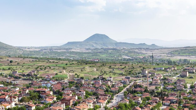 Boven uitzicht op het dorp Uchisar in Cappadocië