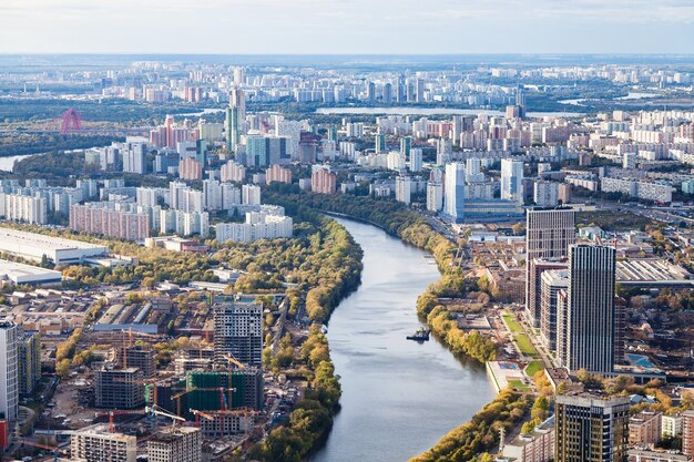 Foto boven uitzicht op het westen van moskou met de rivier de moskva