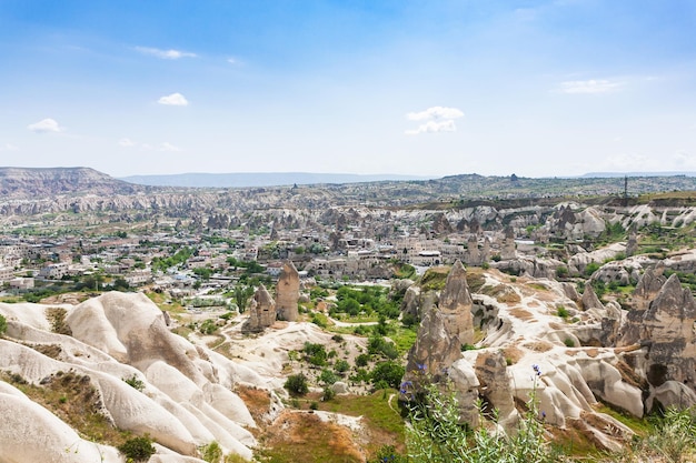 Boven uitzicht op rotshuizen en de stad Goreme