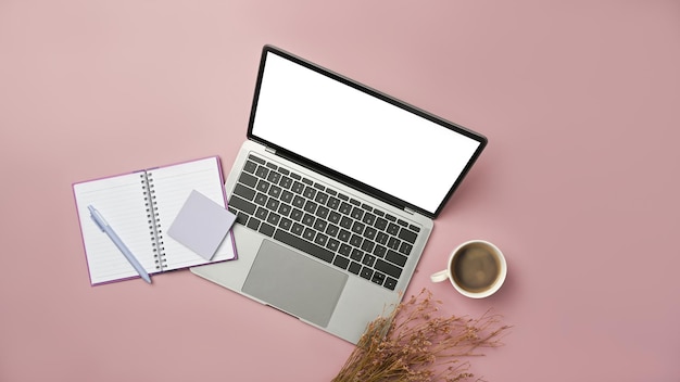 Boven weergave van laptop computer kladblok en koffiekopje op roze achtergrond Leeg scherm voor adverteren ontwerp